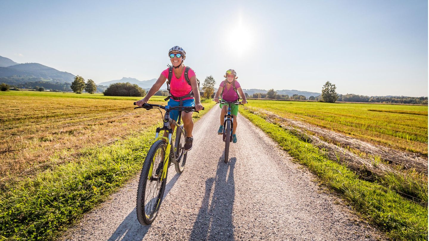 Bodensee-Königssee Radweg: Fernradweg-Highlight durch Bernau Radfahrerinnen im Chiemsee-Alpenland
