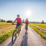 Radfahrerinnen im Chiemsee-Alpenland
