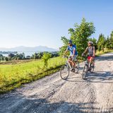 Zwei Radfahrer auf einem der Chiemsee-Radwege