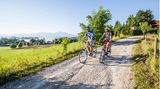 Zwei Radfahrer auf einem der Chiemsee-Radwege