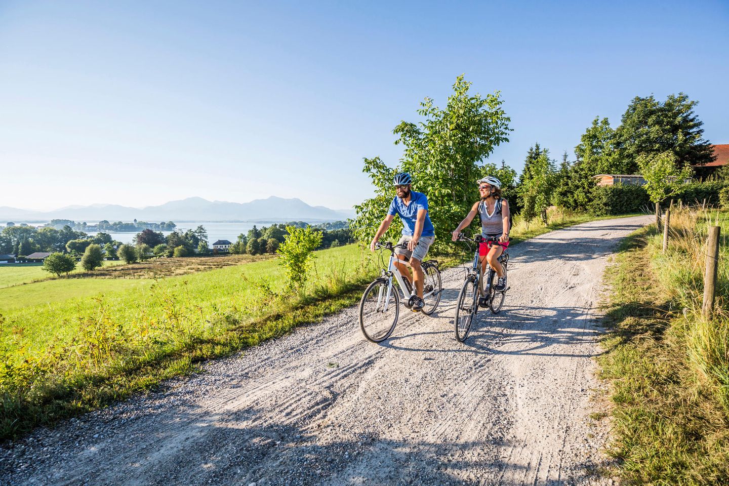 16-Seen-Runde durch die schönsten Ecken im Chiemgau Zwei Radfahrer auf einem der Chiemsee-Radwege