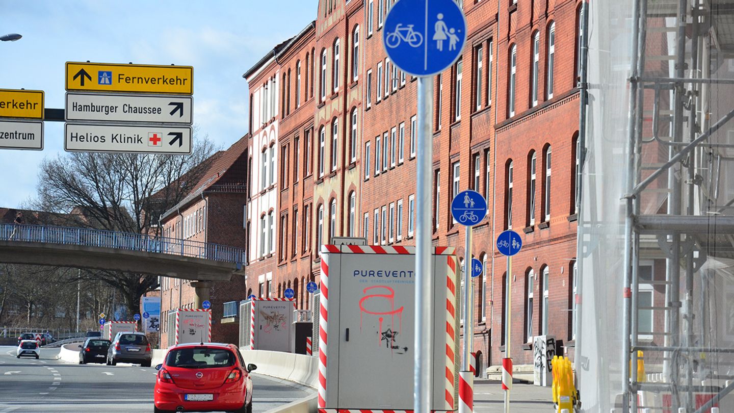 Jetzt auch mit Schilderwald: Filteranlagen auf dem Radweg am Theodor-Heuss-Ring in Kiel
