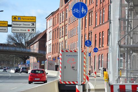 Jetzt auch mit Schilderwald: Filteranlagen auf dem Radweg am Theodor-Heuss-Ring in Kiel