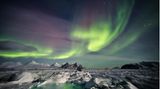 Polarlichter am Himmel über Spitzbergen