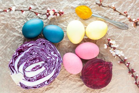 Bunt gefärbte Ostereier mit Naturfarben