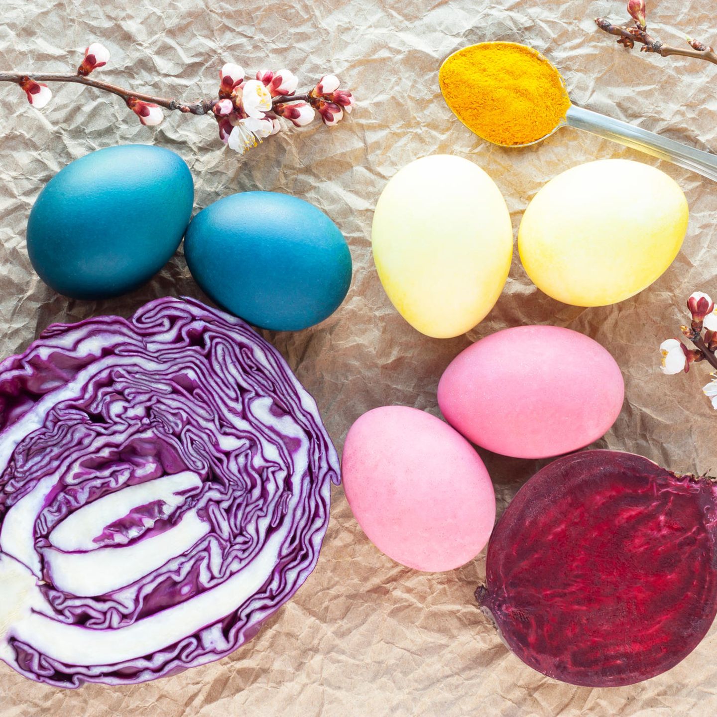 Чем покрасить яйца. Окрашивание яиц на Пасху. Украшение яиц натуральными красителями. Окрашивание яиц натуральными красителями. Натуральные красители для яиц.