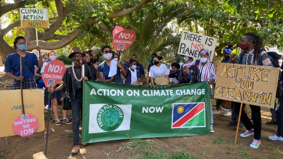 Aktivisten von "Fridays for Future" demonstrieren mit Transparenten und Plakaten