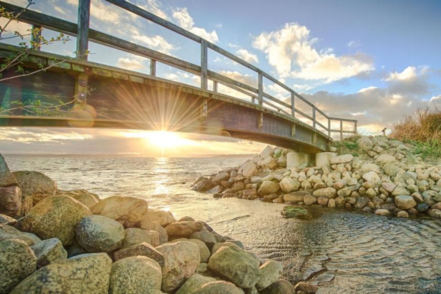 Entlang der wilden Ostseeküste: Wanderung entlang des Fördesteigs Brücke am Fördesteig bei Glücksburg