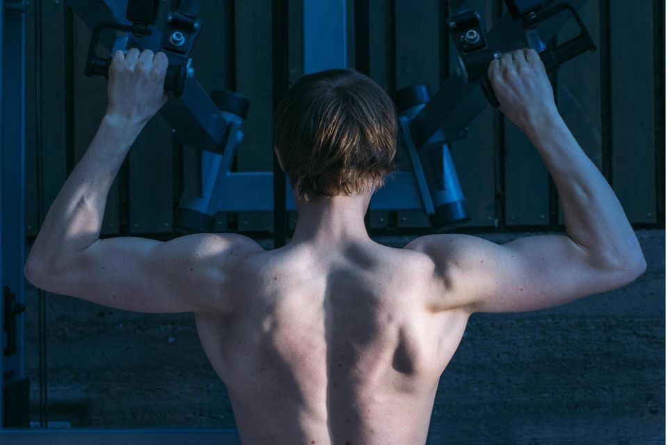 Die Muskulatur zu stärken, ist eine Lebensaufgabe. Nicht nur, weil Training dabei hilft, Koordination und Kraft zu erhalten. Sondern weil dabei auch die Botenstoffe der Muskeln gebildet werden: Myokine, die uns vor Krankheiten schützen 0.75