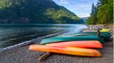 Kanus am Ufer des Crescent Lake, USA