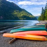 Kanus am Ufer des Crescent Lake, USA