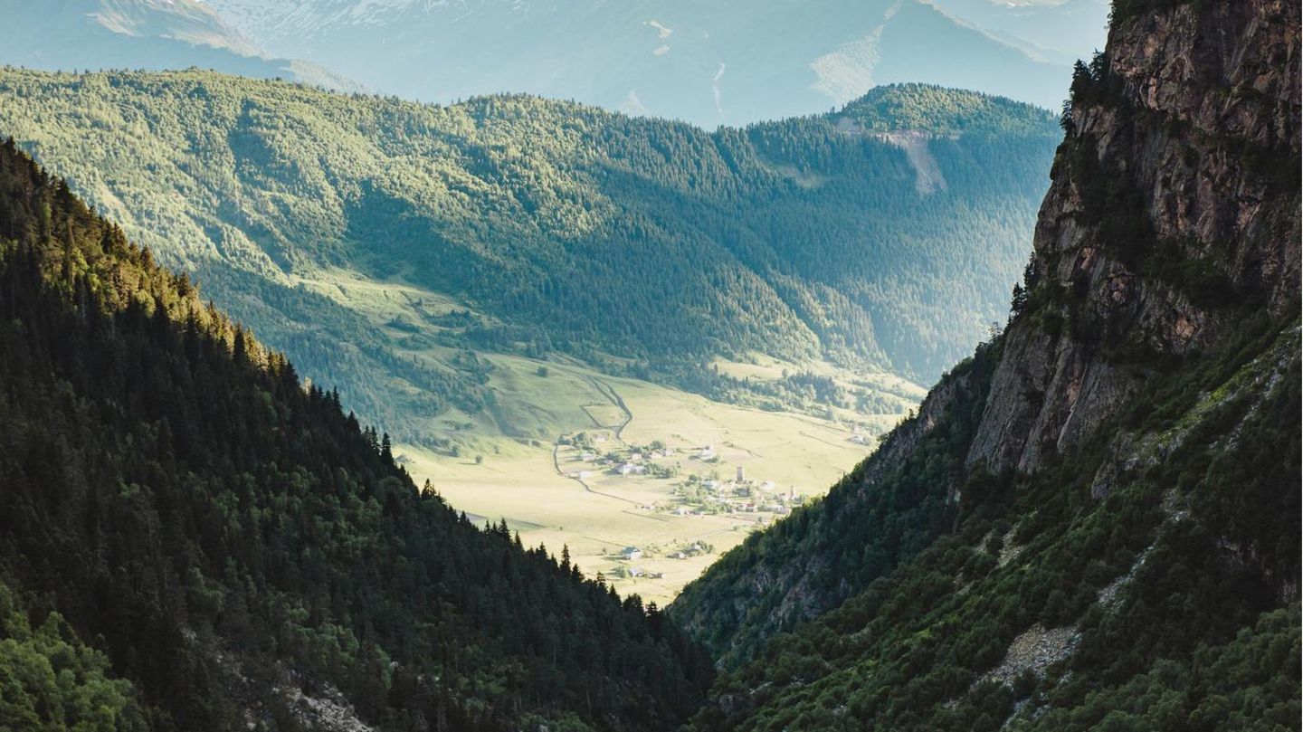 Swanetien, Georgien. Blick auf ein Seitental nahe Mestia.