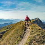 Frau auf der Nagelflug-Gratwanderung im Allgäu