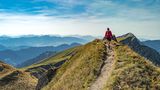 Frau auf der Nagelflug-Gratwanderung im Allgäu