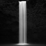 Der Wasserfall Tibumana auf Bali/Indonesien ist bei Touristen ein beliebtes Fotomotiv. Fast ausschließlich in Farbe