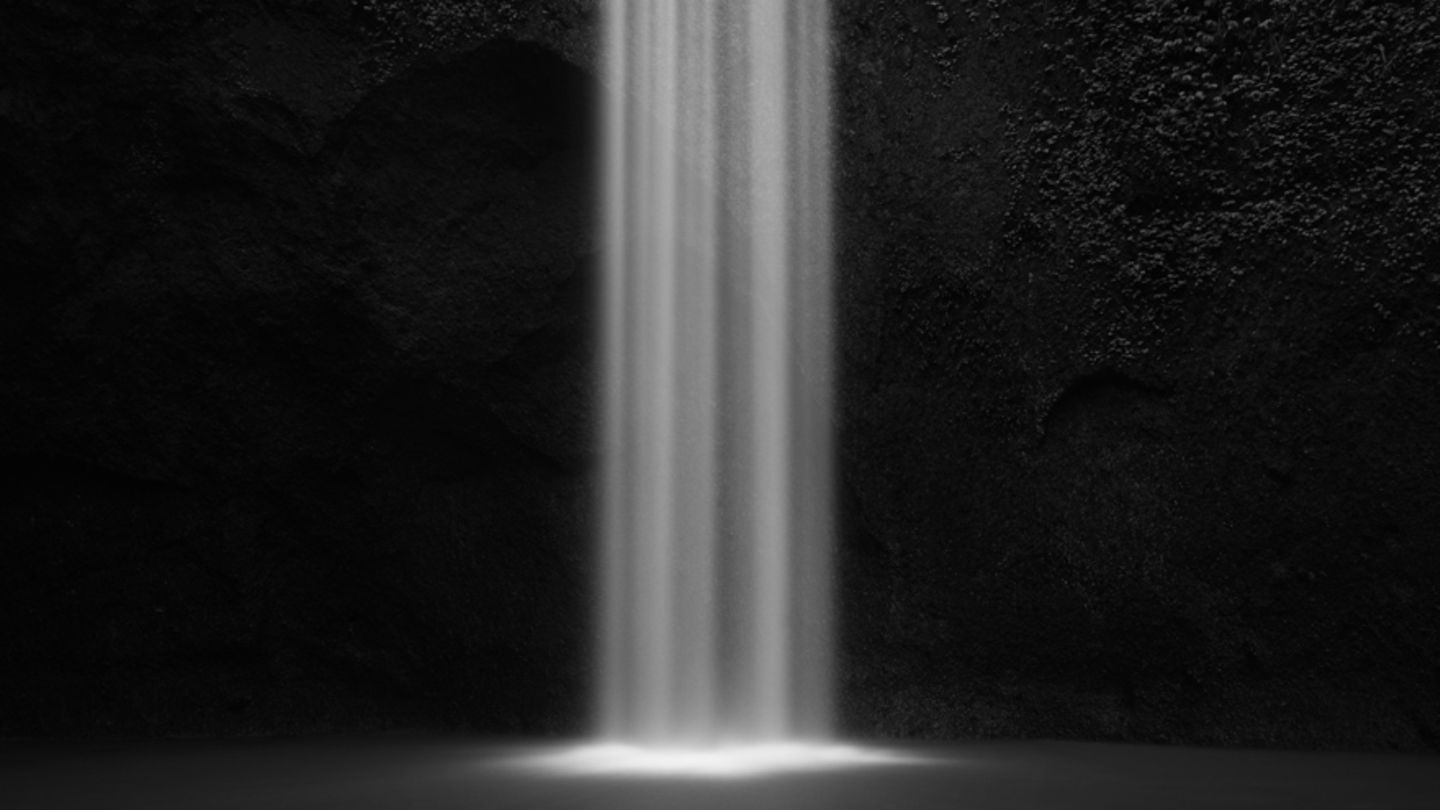 Fotowettbewerb: Der Wasserfall Tibumana auf der indonesischen Insel Bali ist bei Touristen ein beliebtes Fotomotiv - allerdings fast ausschließlich in Farbe. Dass der Wasserfall auch in Schwarz-Weiß eine gute Figur macht, beweist dieses Bild Der Wasserfall Tibumana auf Bali/Indonesien ist bei Touristen ein beliebtes Fotomotiv. Fast ausschließlich in Farbe