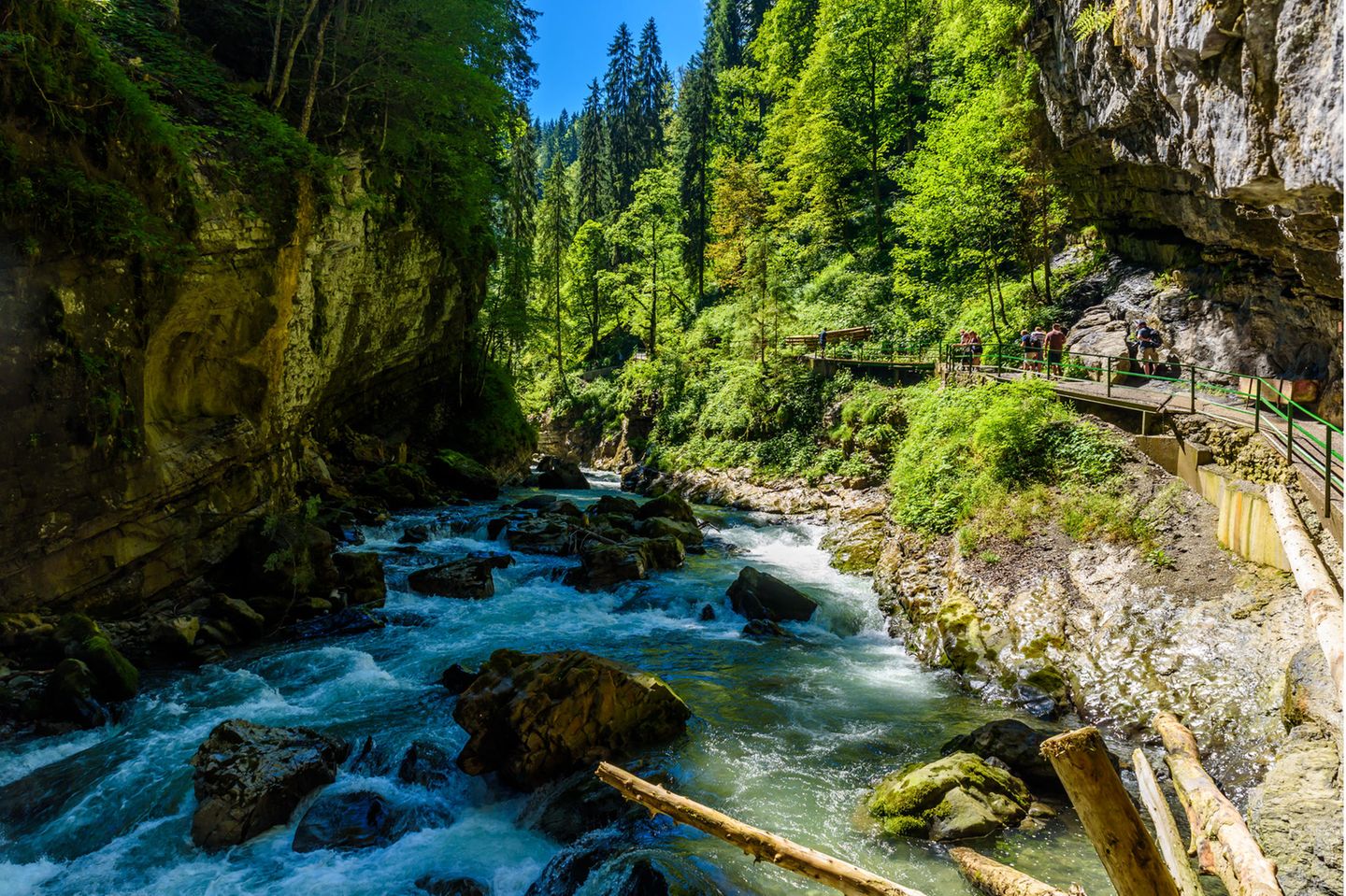 Wanderweg mit Wanderern durch die Breitachklamm im Allgäu