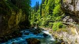 Wanderweg mit Wanderern durch die Breitachklamm im Allgäu