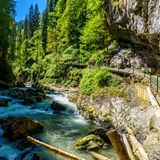 Wanderweg mit Wanderern durch die Breitachklamm im Allgäu