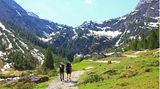 Ein Paar wandert durch das Kleinwalsertal in den Alpen