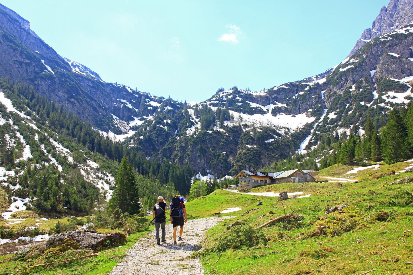Ein Paar wandert durch das Kleinwalsertal in den Alpen