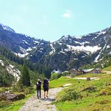 Ein Paar wandert durch das Kleinwalsertal in den Alpen