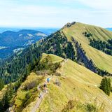 Wanderer auf dem Weg über den Hochgrat im Allgäu