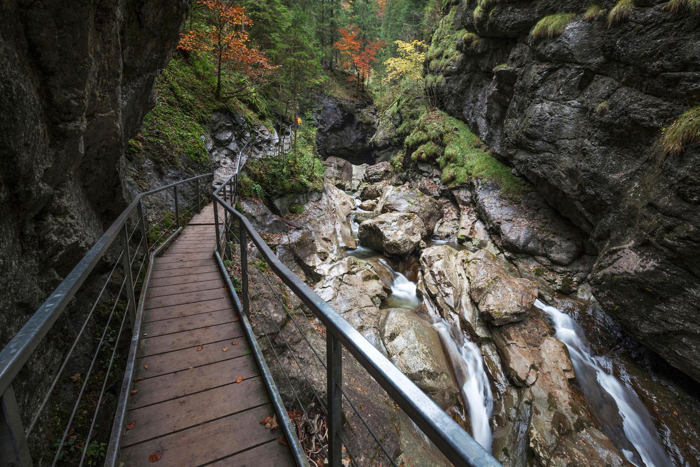 Highlight im Allgäu: Wanderung zur Starzachklamm Weg durch die Starzlachklamm im Allgäu, Bayern