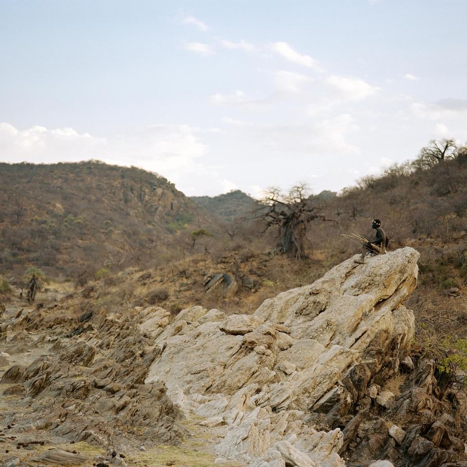 Das Volk der Hadza lebt in Tansania noch heute als Jäger und Sammler, so wie über Jahrzehntausende­ die gesamte Menschheit. Wie alle modernen Menschen gingen die Hadza aus der Vermischung vielfältiger Bevölkerungsgruppen hervor, die sich beginnend vor gut 300.000 Jahren über Afrika verstreut entwickelt hatten. Vermutlich schon vor rund 200.000 Jahren verließen erste Gruppen des Homo sapiens den Kontinent