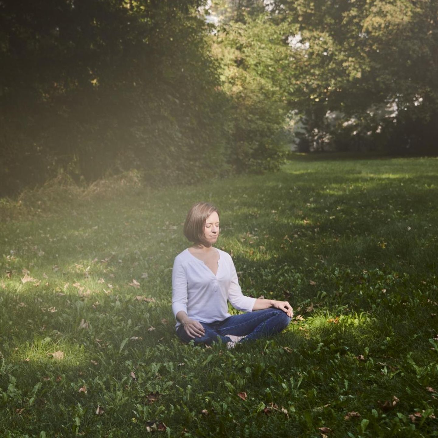 Eine Frau meditiert
