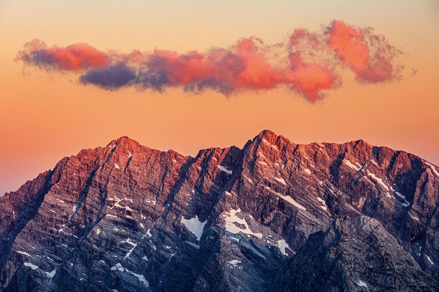 Blick auf das Watzmannmassiv von Osten: rechts das Hocheck, in der Bildmitte die Mittelspitze und links die Südspitze. Darunter: die wahrscheinlich berühmteste Wand der Ostalpen, die legendäre Watzmann Ostwand.