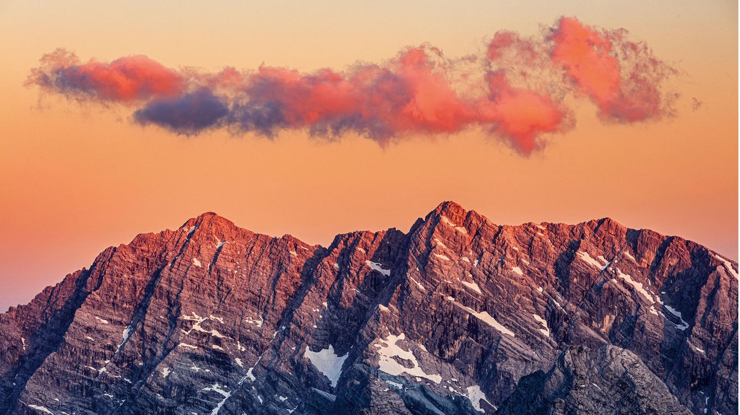 Blick auf das Watzmannmassiv von Osten: rechts das Hocheck, in der Bildmitte die Mittelspitze und links die Südspitze. Darunter: die wahrscheinlich berühmteste Wand der Ostalpen, die legendäre Watzmann Ostwand.
