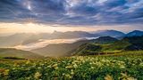Ein heißer Hochsommertag kann beginnen. Die ersten Gewitter bilden sich manchmal schon früh morgens wie hier am Juifen. Im Osten herrscht noch eitel Sonnenschein, im Westen blitzt und donnert es bereits.