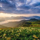Ein heißer Hochsommertag kann beginnen. Die ersten Gewitter bilden sich manchmal schon früh morgens wie hier am Juifen. Im Osten herrscht noch eitel Sonnenschein, im Westen blitzt und donnert es bereits.