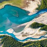 Blick aus der Vogelperspektive: Zu sehen ist die Isar, wie sie in den Sylvensteinspeicher mündet. Beeindruckend sind die unterschiedlichen Farben von See und Flussverästelungen.
