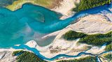 Blick aus der Vogelperspektive: Zu sehen ist die Isar, wie sie in den Sylvensteinspeicher mündet. Beeindruckend sind die unterschiedlichen Farben von See und Flussverästelungen.