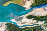 Blick aus der Vogelperspektive: Zu sehen ist die Isar, wie sie in den Sylvensteinspeicher mündet. Beeindruckend sind die unterschiedlichen Farben von See und Flussverästelungen.