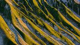 Wiese und Geröll – eigentlich nichts Besonderes. Aber diese Riffelungen, fast symmetrisch hintereinanderliegend und wie von Geisterhand in die Landschaft gezogen, bieten doch einen faszinierenden Anblick. Entdeckt im Puittal beim Aufstieg zum Scharnitzjoch im südlichen Wetterstein.
