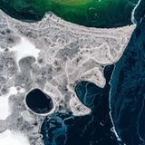 Ein Narr aus Eis - oben die Narrenkappe, unten die Nase und der weit geöffnete Mund. Entdeckt auf dem Plansee in den  Ammergauer Alpen.