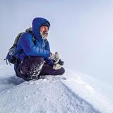 Making Of, Februar 2017: Fotograf Bernd Römmelt wartet auf dem Jochberg auf das perfekte Licht. Hoffentlich lichtet sich der Nebel bald...