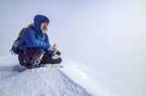 Making Of, Februar 2017: Fotograf Bernd Römmelt wartet auf dem Jochberg auf das perfekte Licht. Hoffentlich lichtet sich der Nebel bald...