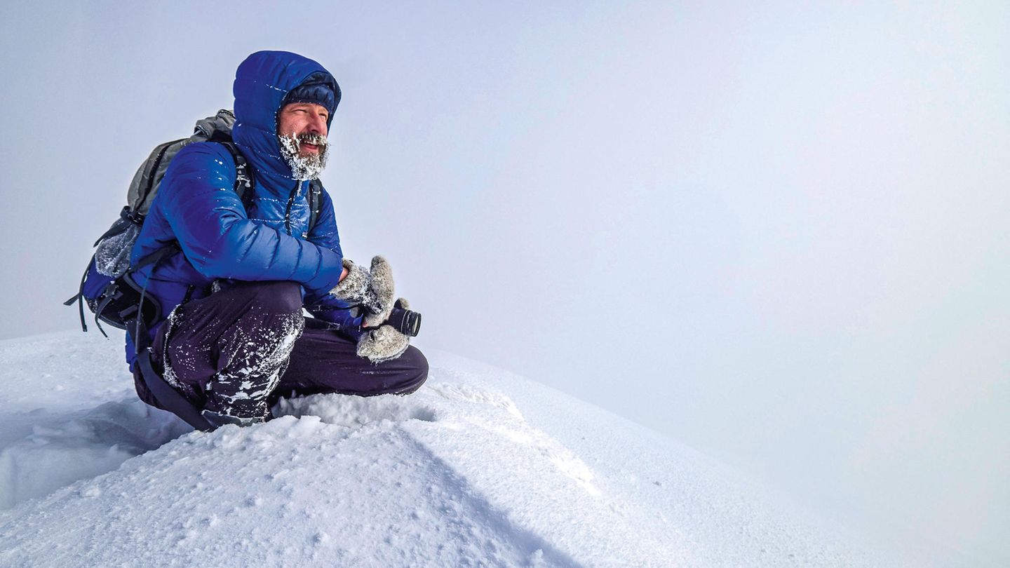 Making Of, Februar 2017: Fotograf Bernd Römmelt wartet auf dem Jochberg auf das perfekte Licht. Hoffentlich lichtet sich der Nebel bald...