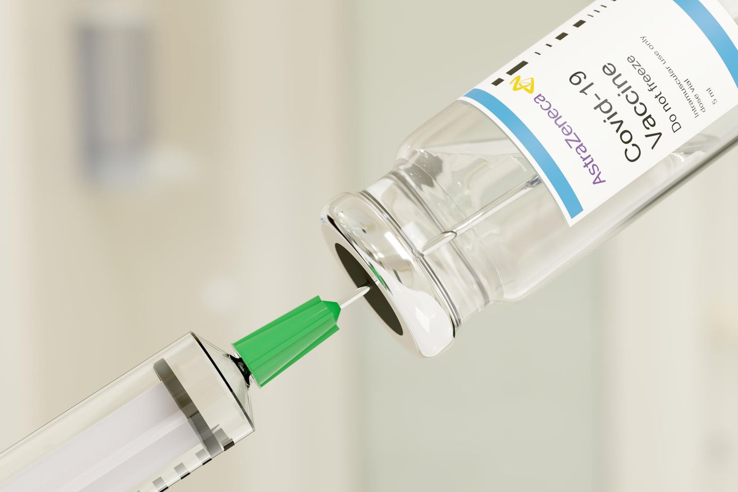 Eine Ampulle mit dem Impfstoff von AstraZeneca