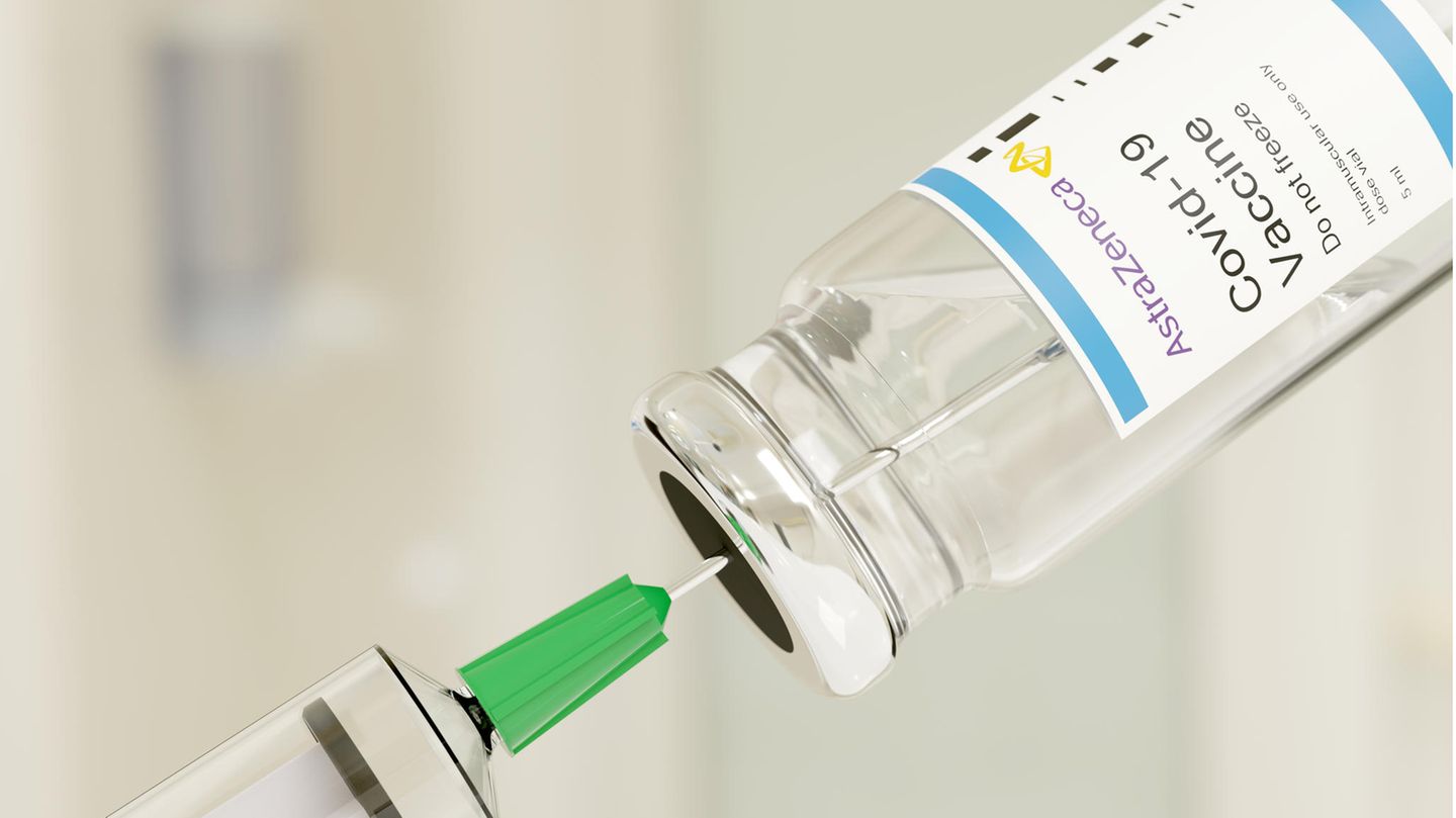 Eine Ampulle mit dem Impfstoff von AstraZeneca