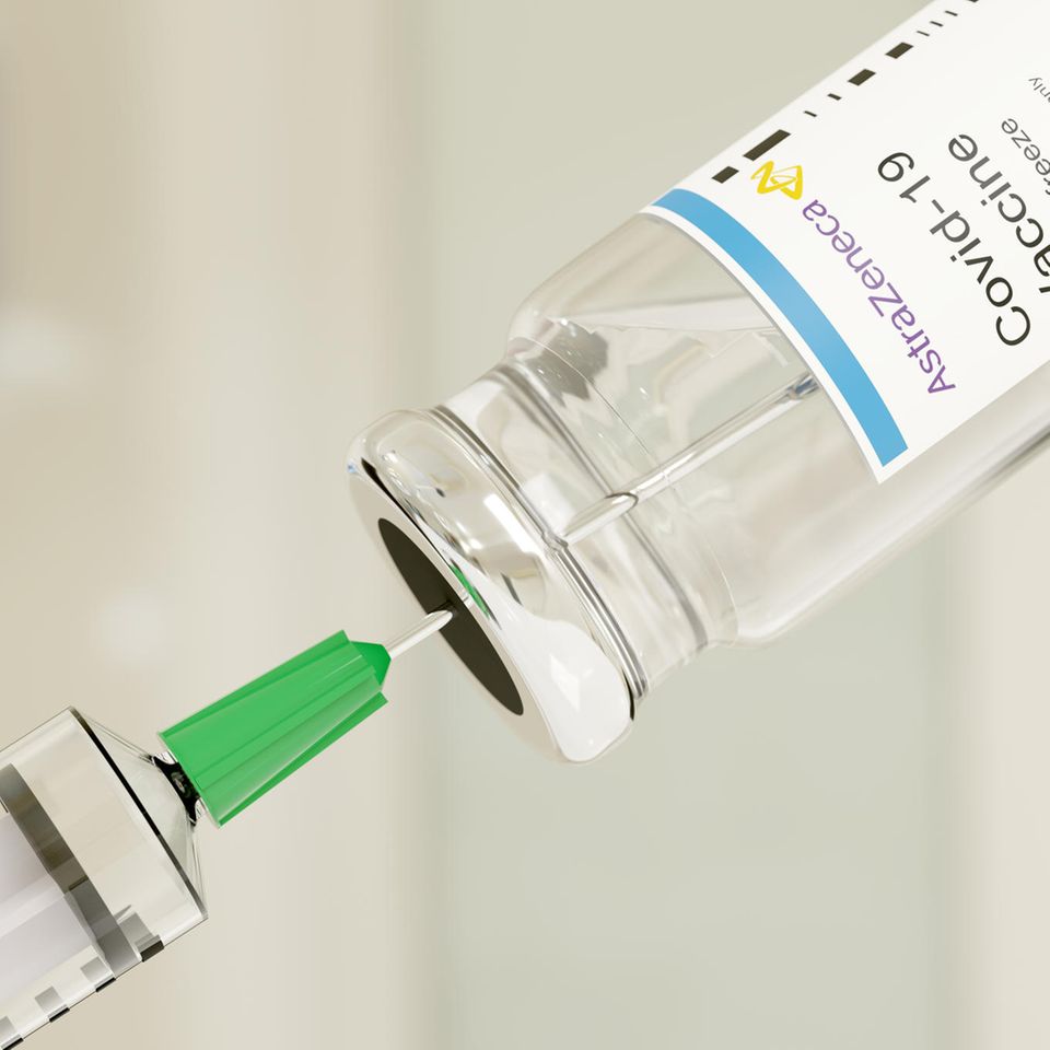 Eine Ampulle mit dem Impfstoff von AstraZeneca