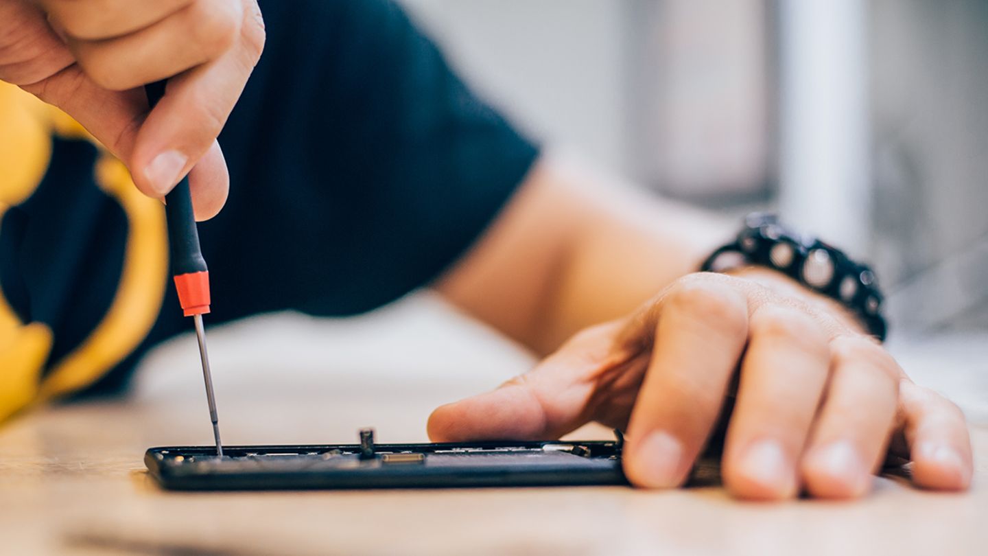 Nur wenige trauen sich bislang zu, ihr Smartphone selbst zu reparieren. Das könnte sich ändern