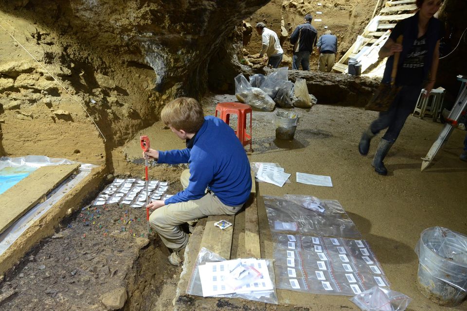  Wissenschaftler bei der Ausgrabungen in der Bacho-Kiro-Höhle in Bulgarien