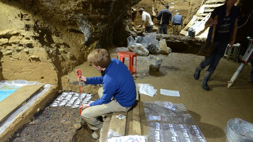 Anthropologie: Wissenschaftler bei der Ausgrabungen in der Bacho-Kiro-Höhle in Bulgarien Wissenschaftler bei der Ausgrabungen in der Bacho-Kiro-Höhle in Bulgarien
