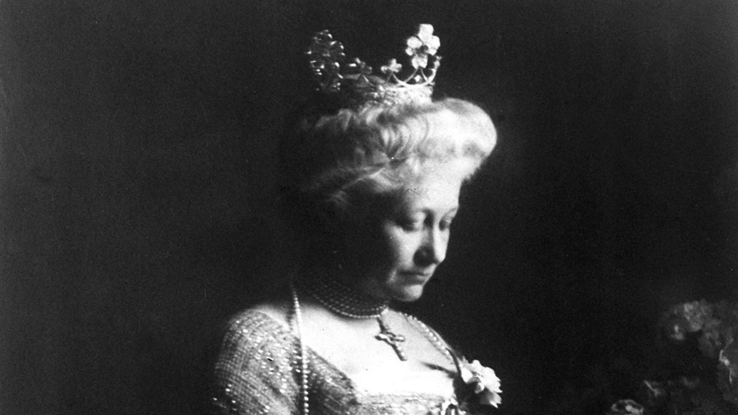 Kaiserin Auguste Victoria bei der Lektüre (undatiere Aufnahme)