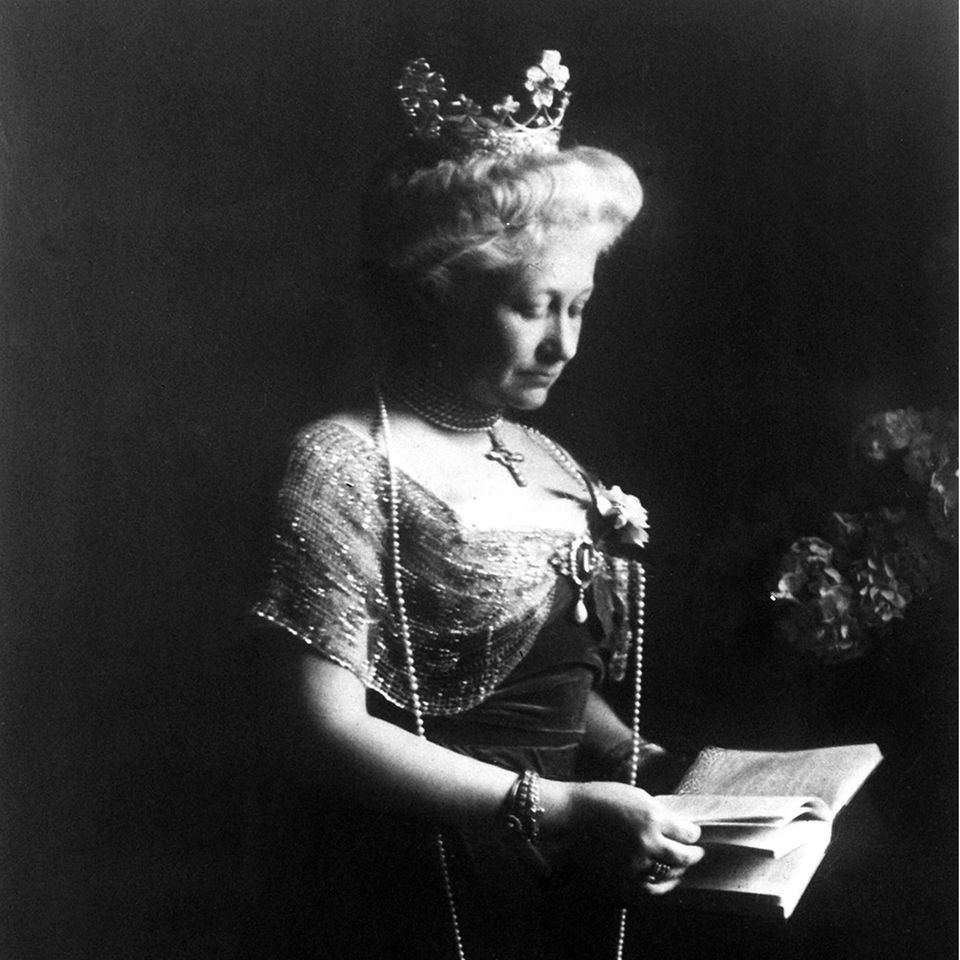 Kaiserin Auguste Victoria bei der Lektüre (undatiere Aufnahme)